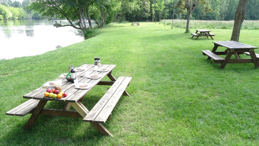 Au Pied Du Chateau - 5 A 11 Personnes - Baignade-Canoe-Piste Cyclable A 100 M Castelnaud-la-Chapelle Exterior foto